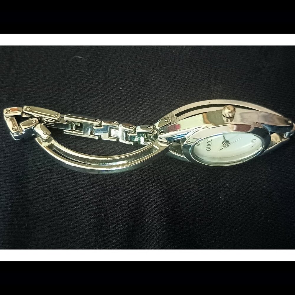 Gucci watch with two diamond chips - Picture 8 of 8